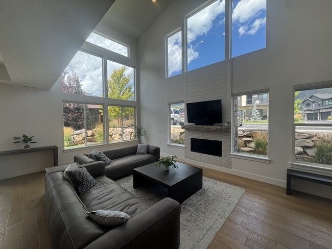 Building Photo - 1137 520 W