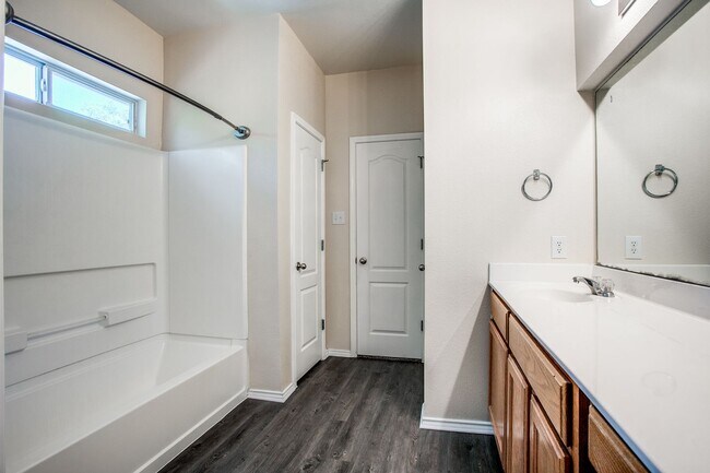 Building Photo - 3 Bedroom/2 Bath Rockwell Village Subdivision