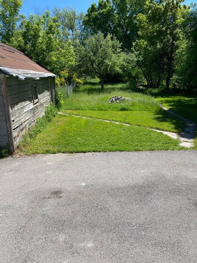 Building Photo - Great 2 br 1 bath House. Pet Friendly.  Available for December move in!