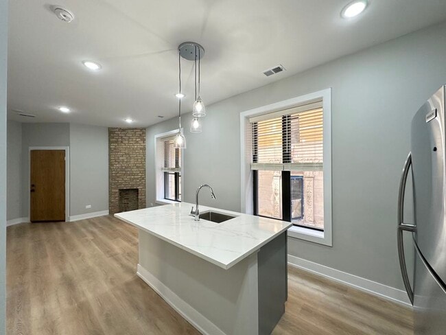 Building Photo - 451 W Belden Ave