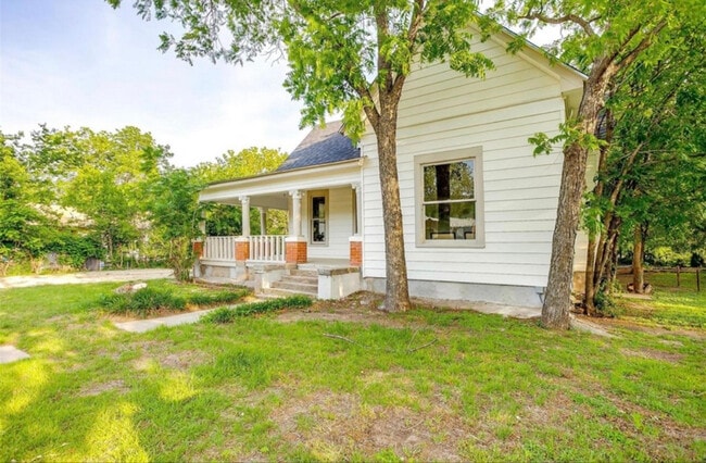 Building Photo - 715 SW 10th St