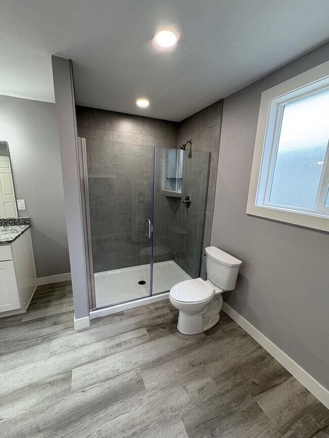 Building Photo - 4 bedroom, 2 bath house located in Downtow...