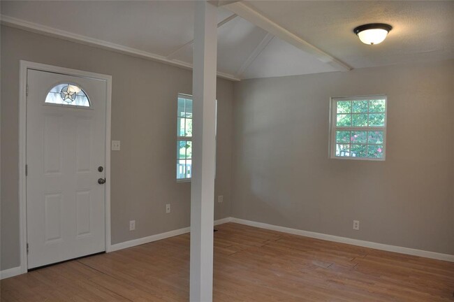 Building Photo - 926 Queenswood St