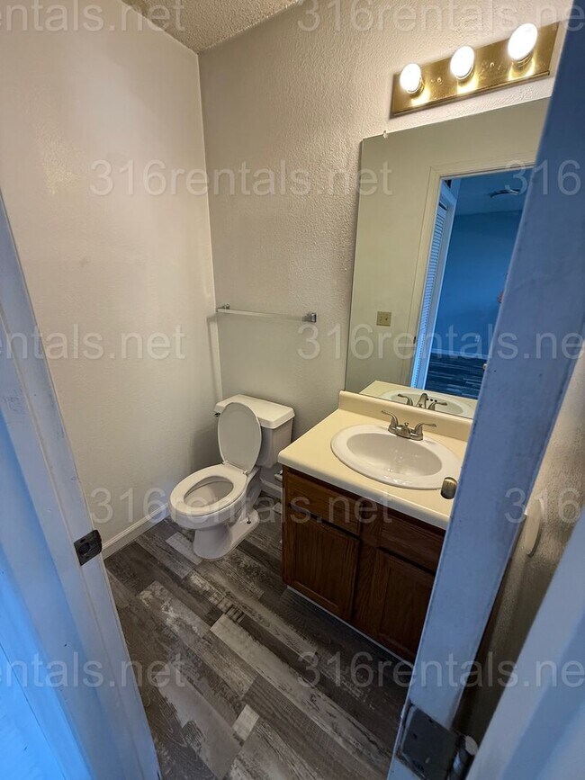 Foto del edificio - $895 - 2 bed 1.5 bath beautiful bi-level a...