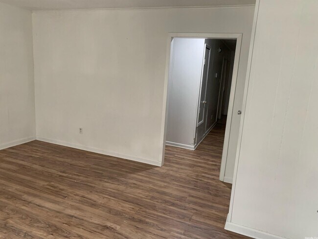 Building Photo - 5521 Valley Dr
