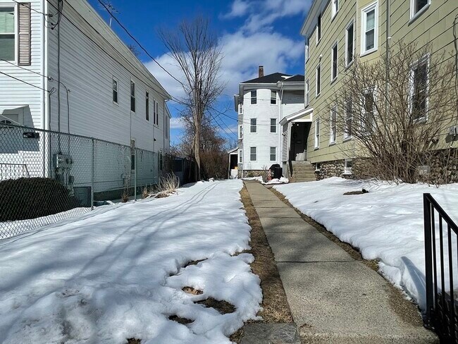 Building Photo - 15 A King Philip Rd