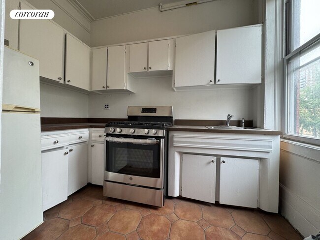 Foto del edificio - 327 W 18th St