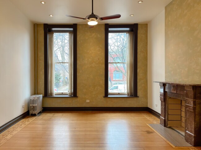 Building Photo - 1554 N Hoyne Ave