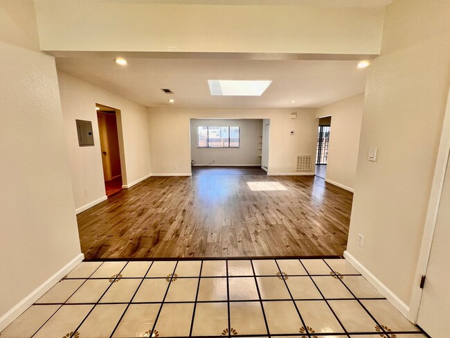 Building Photo - $2,300 Peach & Kings Canyon, 3 Bedroom - S...