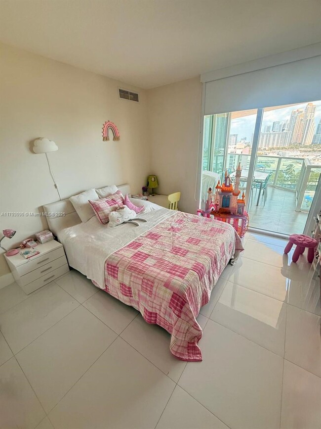 Foto del edificio - 250 Sunny Isles Blvd
