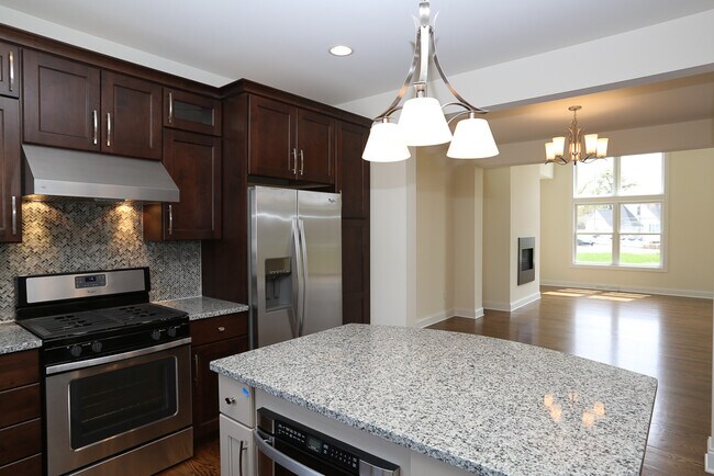 cocina a gas, horno de microondas empotrado en isla - 5 Mulberry Dr