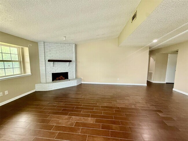 Foto del edificio - 8818 Fern Valley Dr