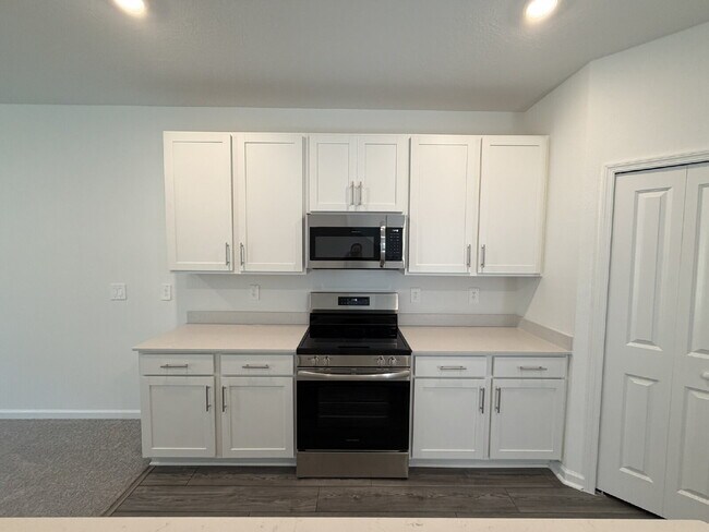 Building Photo - Brand New Townhome in Tara Serena – Gaines...