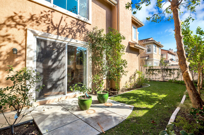 Foto del edificio - Highly sought-after 3/2.5 SFR in Westpark ...