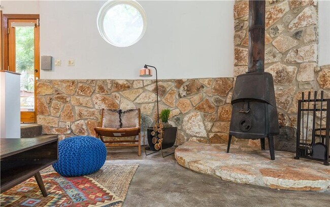 Foto del edificio - South Austin 4x2 Unique Home!