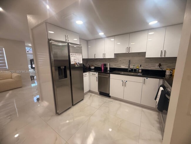 Foto del edificio - 6864 NW 166th Terrace