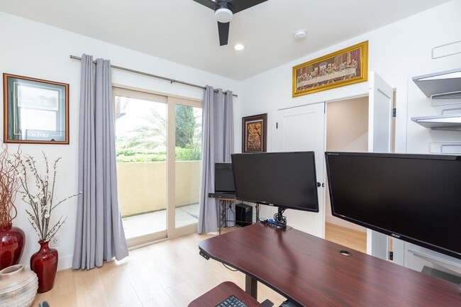 Building Photo - 3 Bed, 2 Bath Townhome in Mission Valley--...