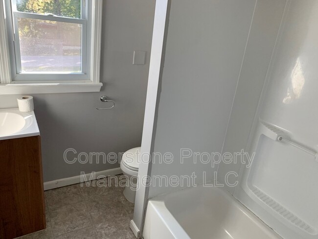 Building Photo - 8265 Center Dr