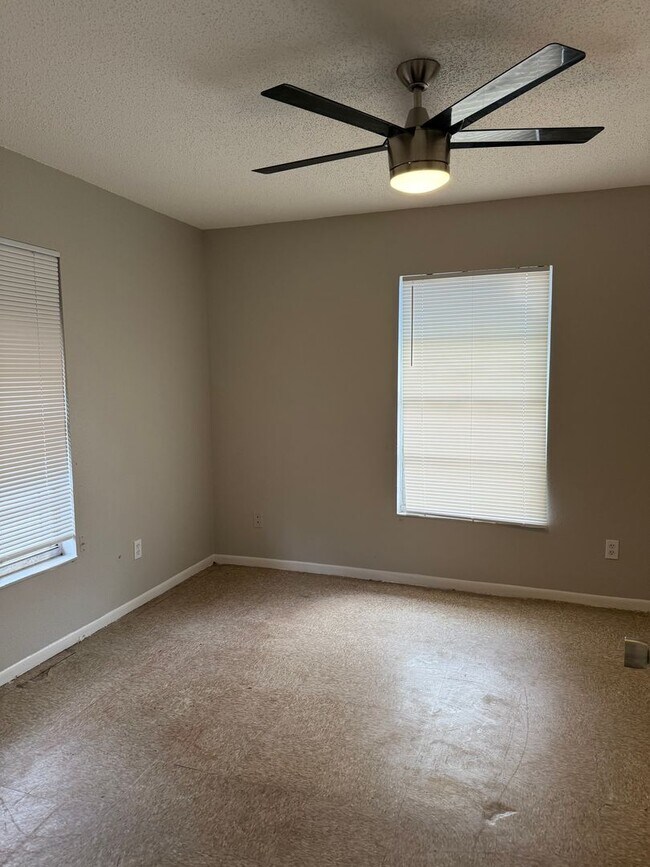 Building Photo - 2 bed one and half bath