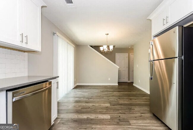 Foto del edificio - 4247 Chestnut Lake Ave