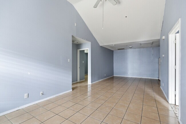 Building Photo - 7625 Windsor Oaks