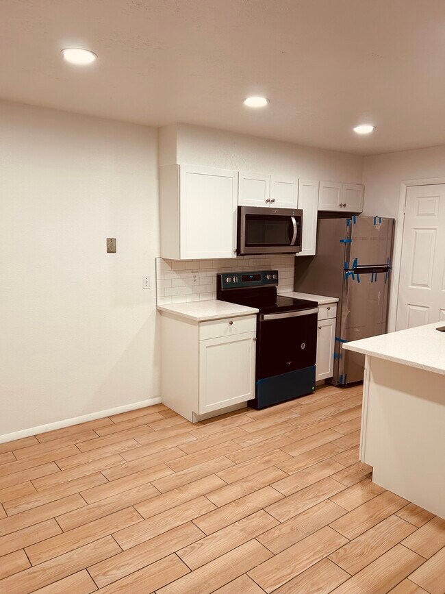 Building Photo - 1216 E Waterside Cv