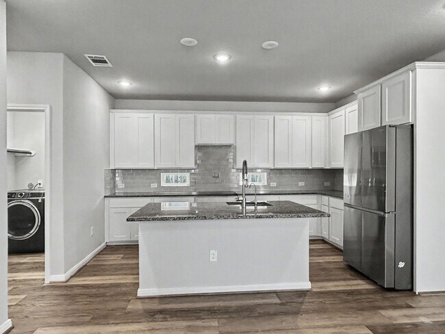 Building Photo - Modern New Braunfels Home with Flexible Upstairs Living Spaces