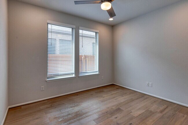 Foto del edificio - 125 Rangel Dr