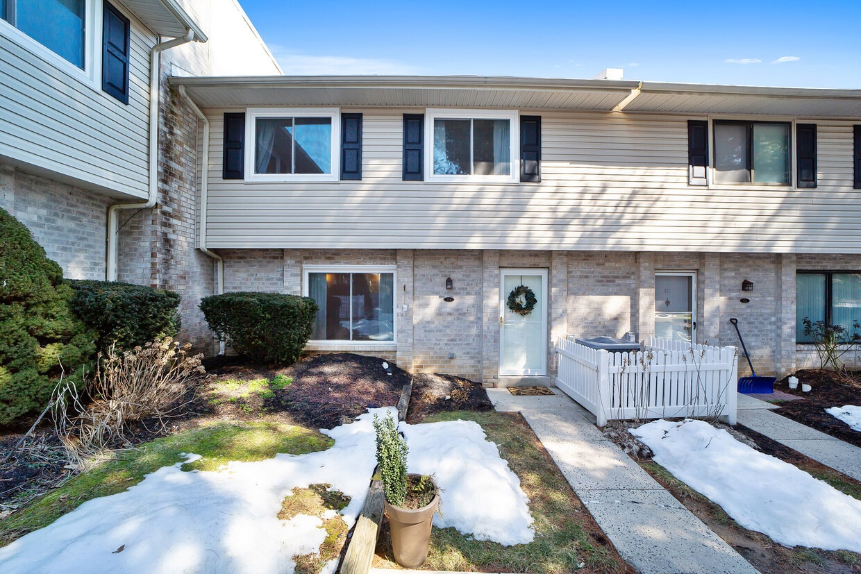Front - 118 Village Walk