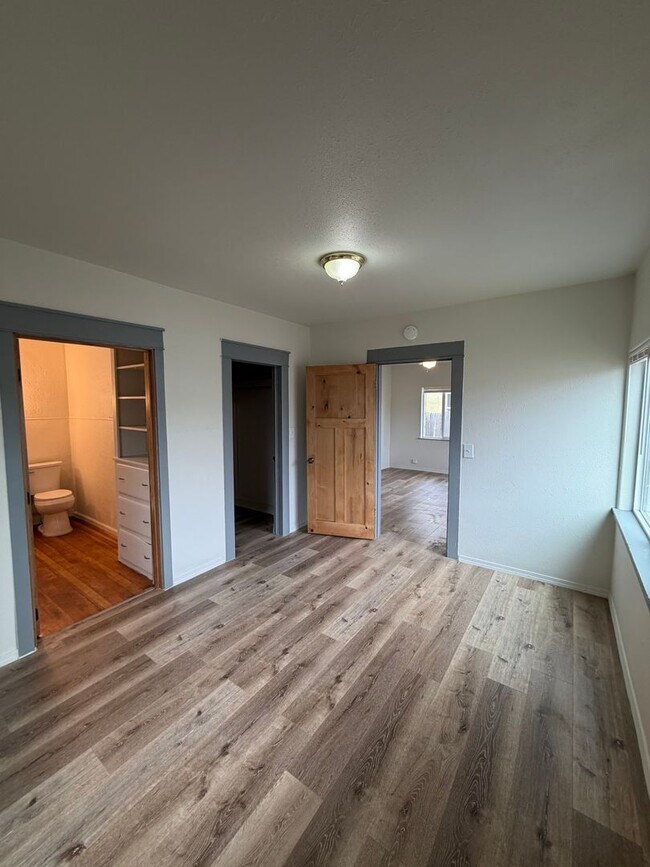 Foto del edificio - Freshly Renovated 2-Bedroom, 1-Bathroom Home with Fenced Yard