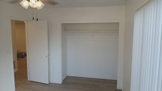 Building Photo - 1300A