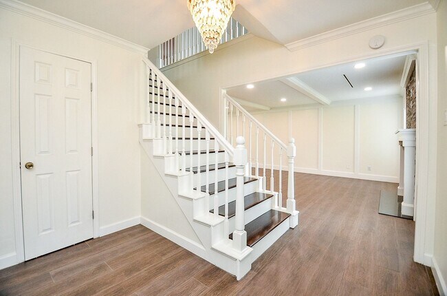 Building Photo - 15614 Dawnbrook Dr