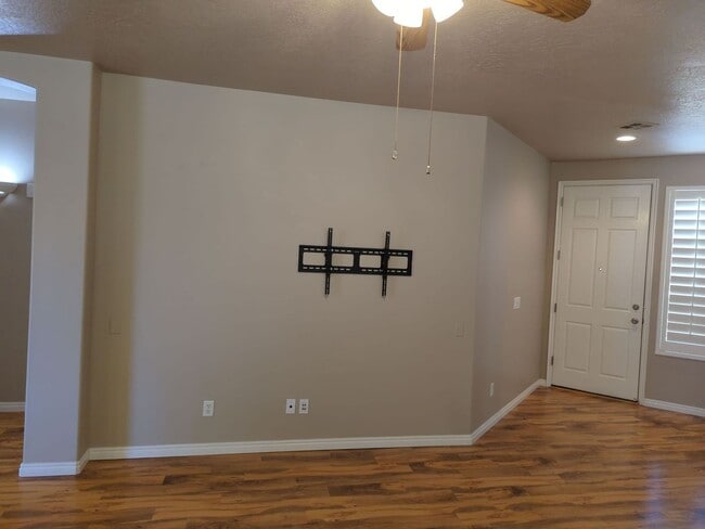 Building Photo - Well Maintained Home in Coral Canyon. Smal...