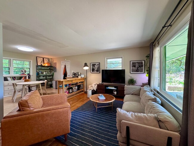 Foto del edificio - Charming Ranch in Carrboro with Beautiful ...