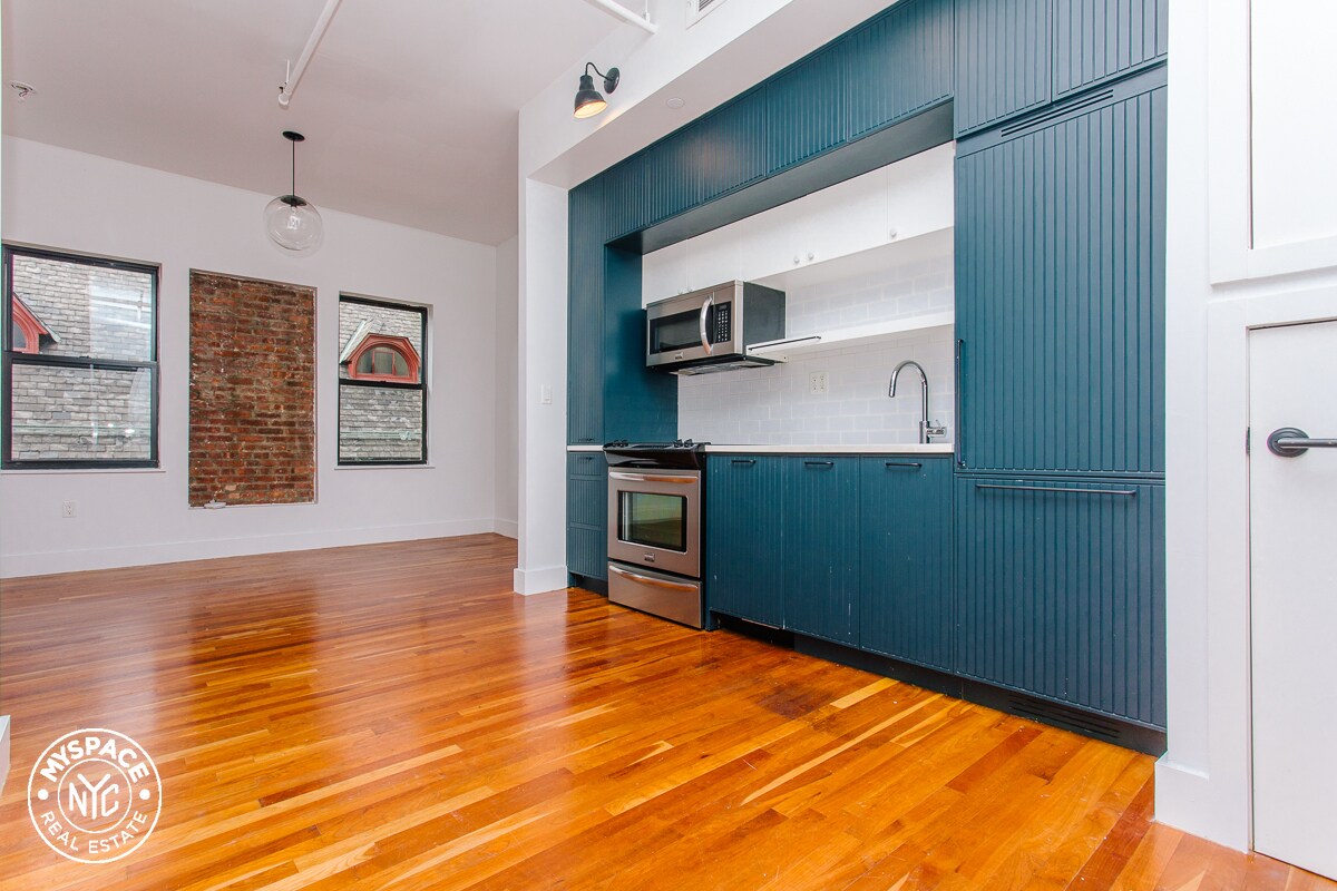 Primary Photo - 180 Bainbridge St.