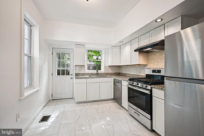 Building Photo - 1417 S 28th St