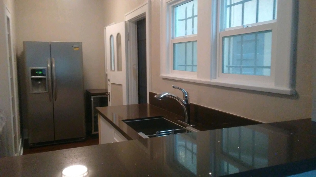 Foto principal - 932 E 2nd St