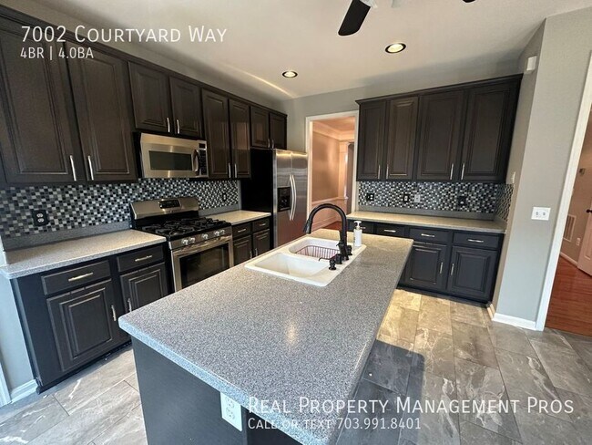 Foto del edificio - 7002 Courtyard Way