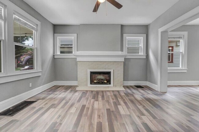 Foto del edificio - Spacious, Stunning 5 Bedroom Home in Norfolk Available NOW!