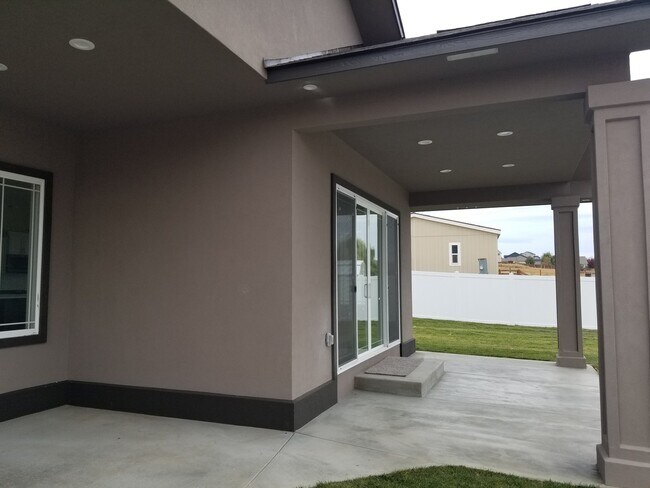 Foto del edificio - Occupied, do not disturb tenants. West Valley 3 bedroom 2.5 bath plus an office,  custom built re...