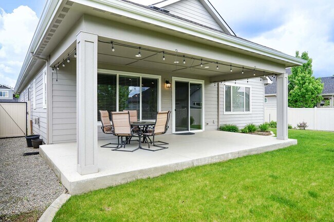 Foto del edificio - Elegant and Pristine Post Falls Home