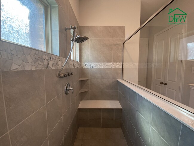 Building Photo - 302 Julia Ln