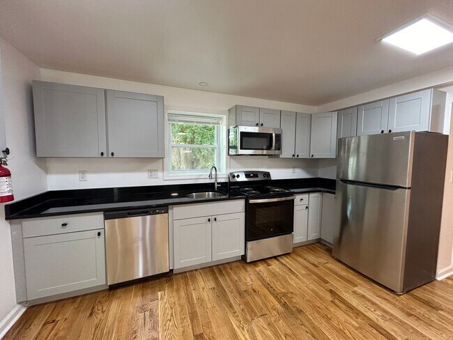 Foto del edificio - Beautifully Renovated 4-Bedroom Home for Rent in Neptune, NJ