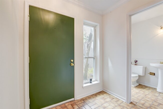 Building Photo - 928 W Main St