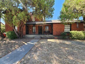 Building Photo - 3704 Meadowbrook Dr