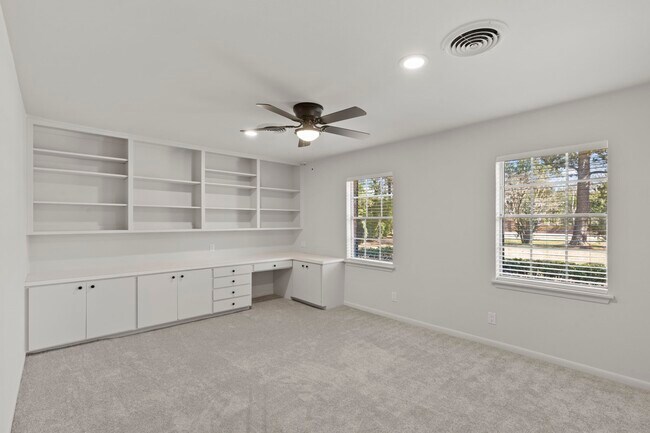 Foto del edificio - 365 Piney Point Rd