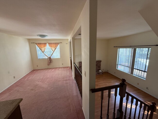 Foto del edificio - Prime Location End-Unit 3BR 2.5BA Townhome for Rent