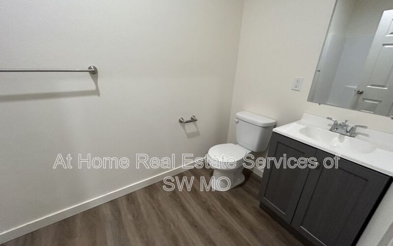 Building Photo - 2009 E Grand St