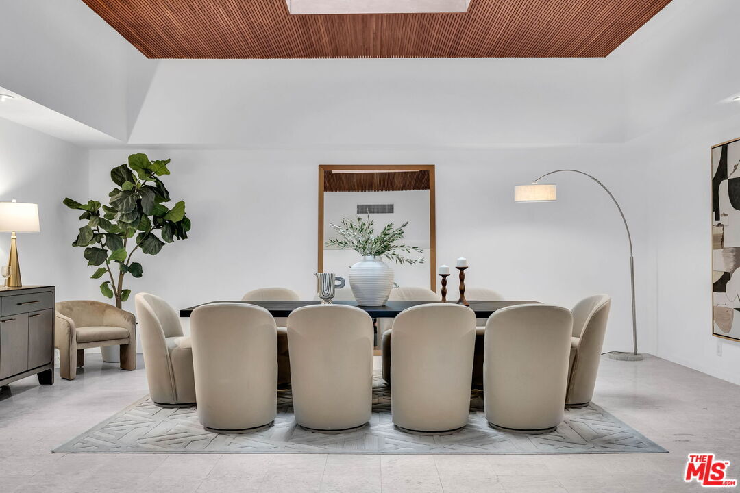 Primary Photo - 802 N Crescent Dr