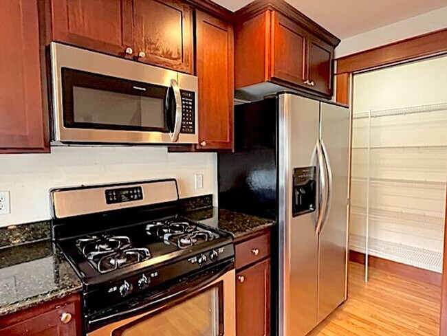 Building Photo - University District  Beautiful 3/3.5 Townh...